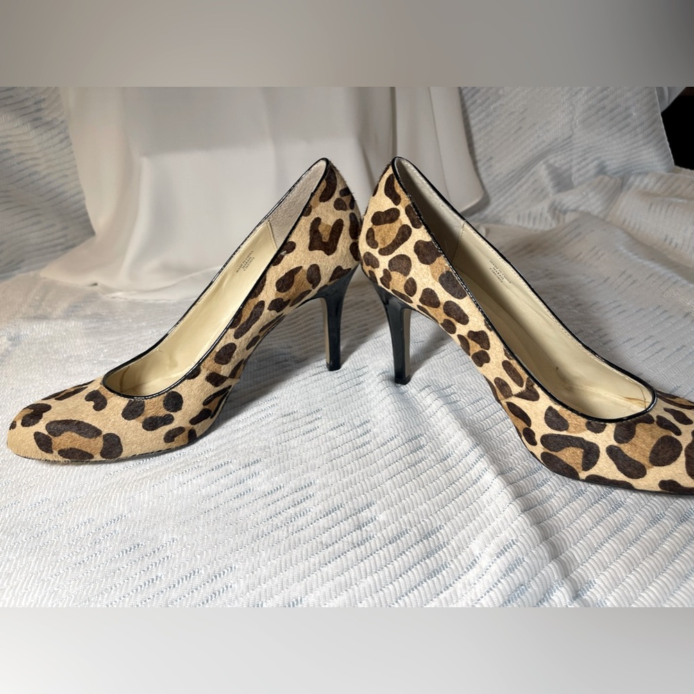 Leopard print heels 9.5. Worn twice. Great compliment to the right outfit!